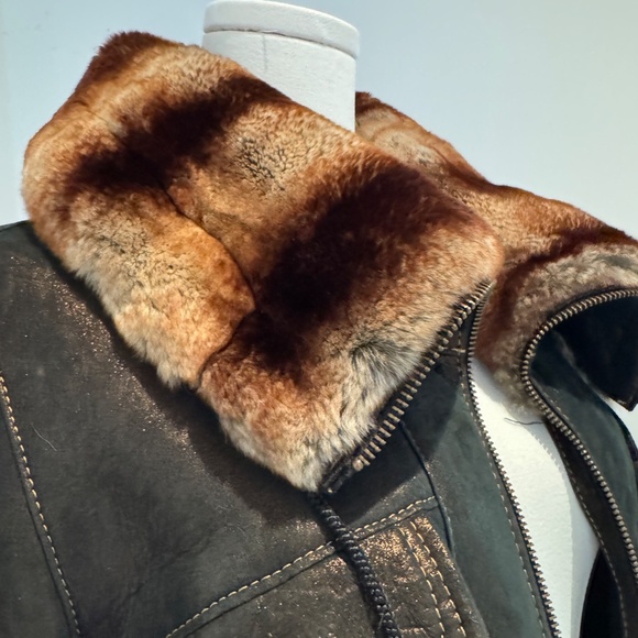 Gorgeous soft leather and real fur coat. Vintage but in like new condition - Picture 3 of 8